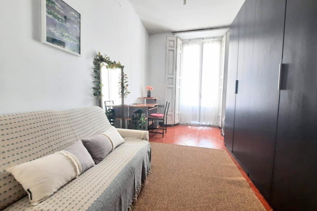 BARRIO DE LAS LETRAS, Corazón de Madrid – Double Room with Balcony photo 4