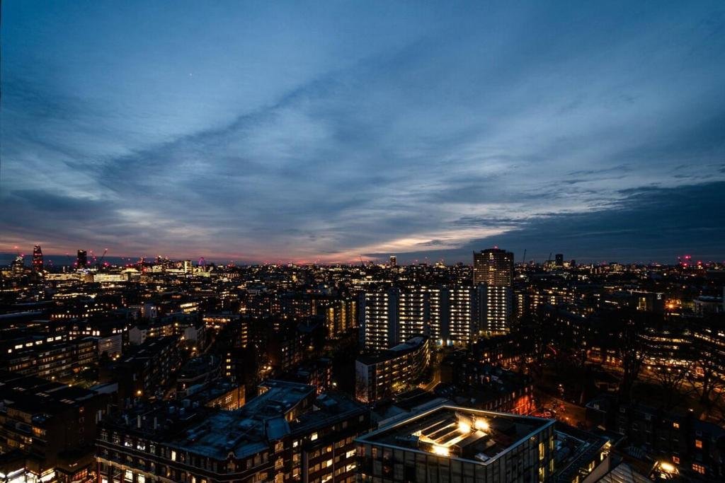 Central London, Penthouse View – Two-Bedroom Apartment photo 3