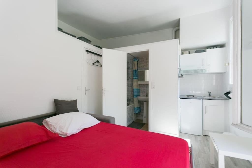 Great cosy studio minutes away from the metro! photo 4