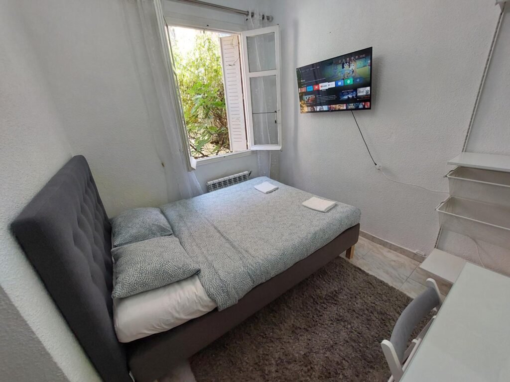 N1 Casa de Madrid – greenpeace line – Double Room with Shared Bathroom photo 5