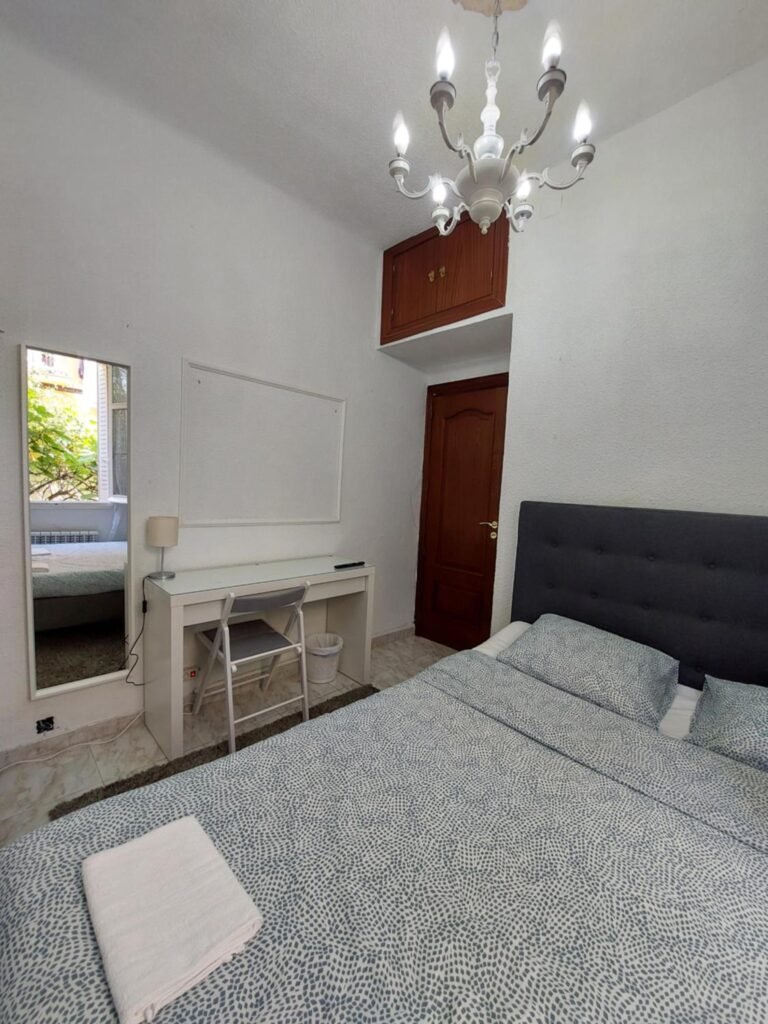 N1 Casa de Madrid – greenpeace line – Double Room with Shared Bathroom photo 8