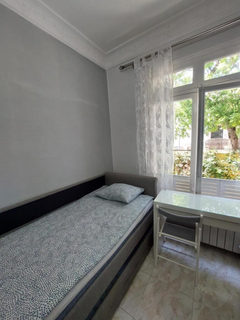 N1 Casa de Madrid – greenpeace line – Double Room with Shared Bathroom photo 6