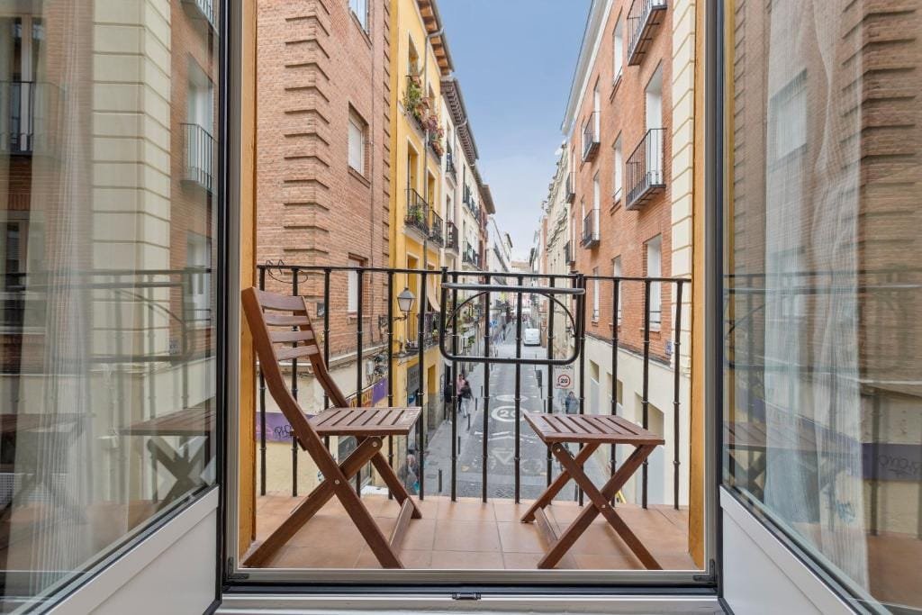 4 Bears Sharehome – Double Room with Balcony (3 Adults) photo 4