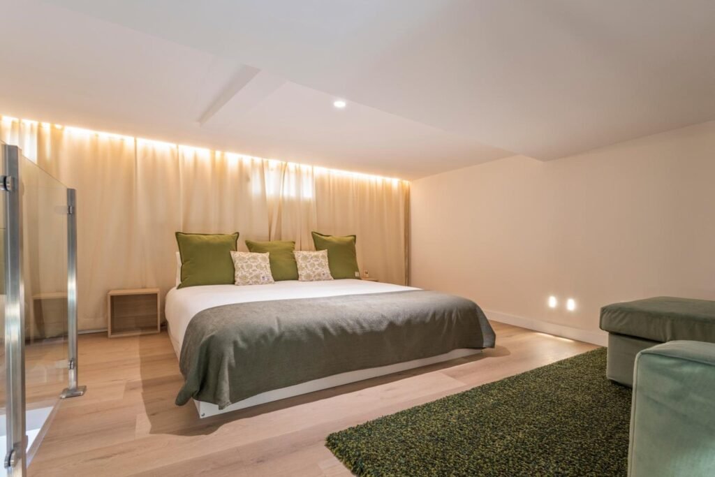 4 Bears Sharehome – Double Room with Balcony (3 Adults) photo 3