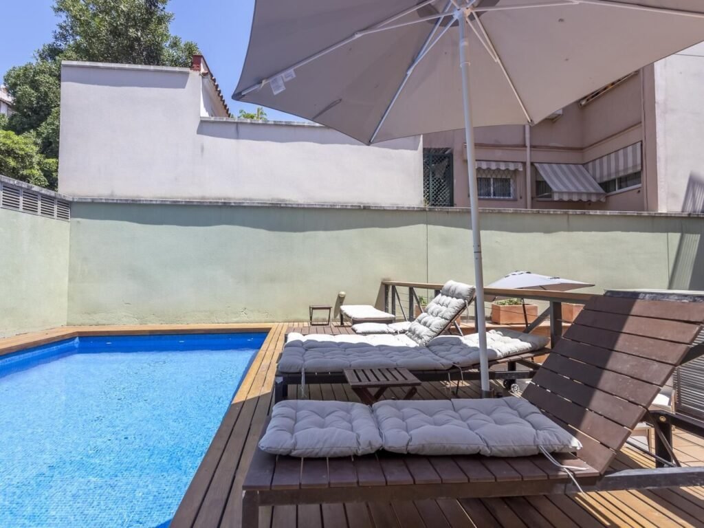 Penthouse in Gràcia 2 rooms 6 pax Pool and Terrace- free WiFi photo 1
