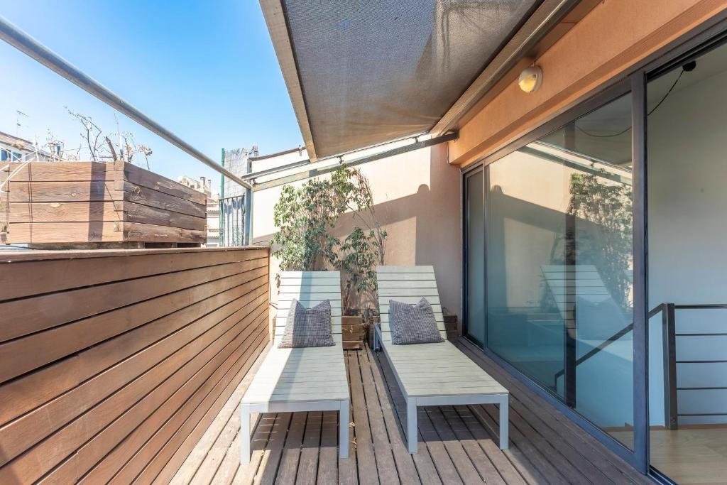 Apartment Barcelona Rentals – 3 bedroom penthouse with large terrace – Three-Bedroom Apartment photo 1