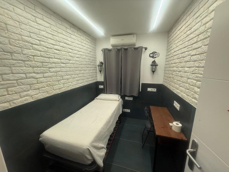 Practical room: Barcelona-Fira-Airport – Single Room with Shared Bathroom photo 7