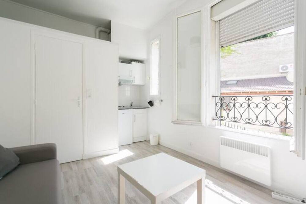 Great cosy studio minutes away from the metro! photo 1