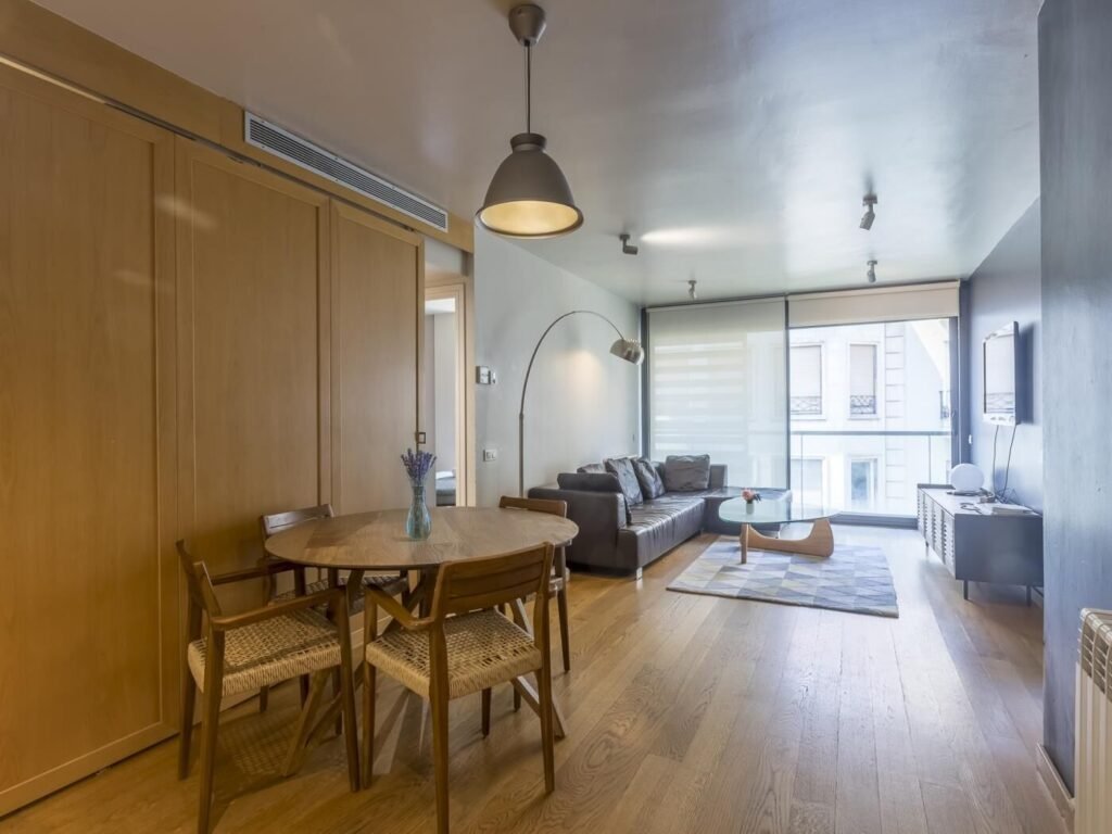Apartment Barcelona Rentals – 3 bedroom penthouse with large terrace – Three-Bedroom Apartment photo 8