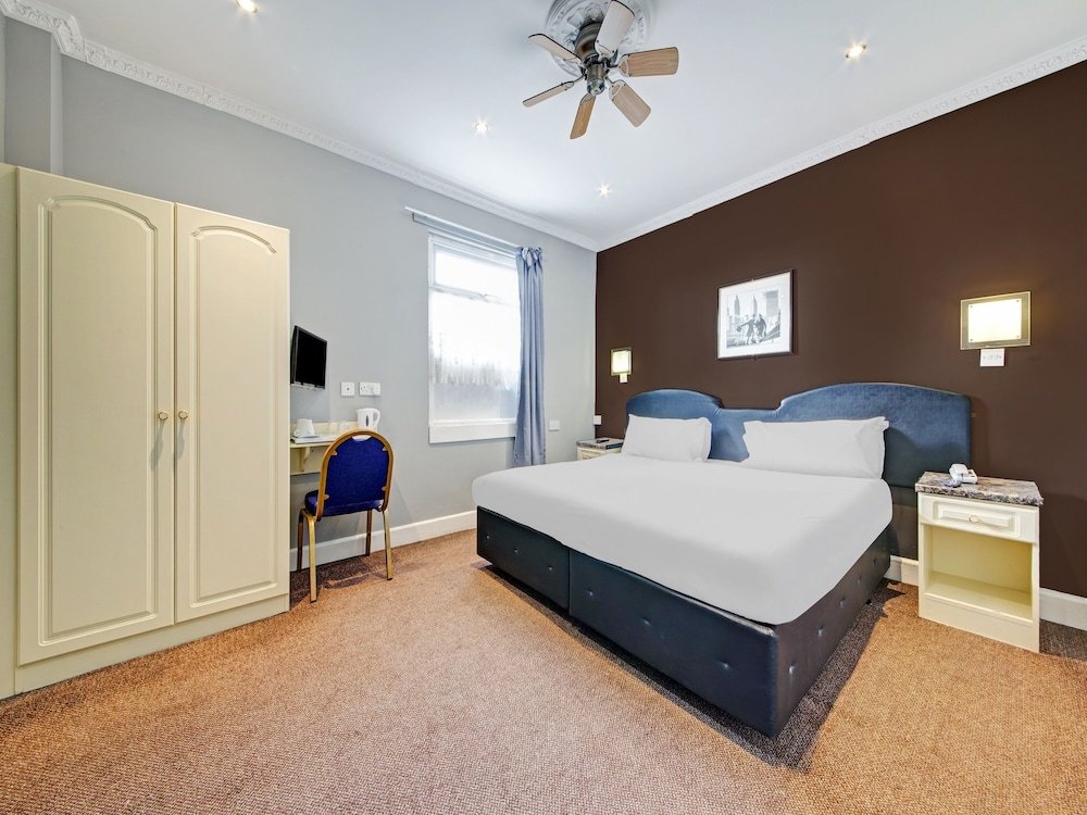 OYO Bostons Manor Hotel Hanwell London photo 1