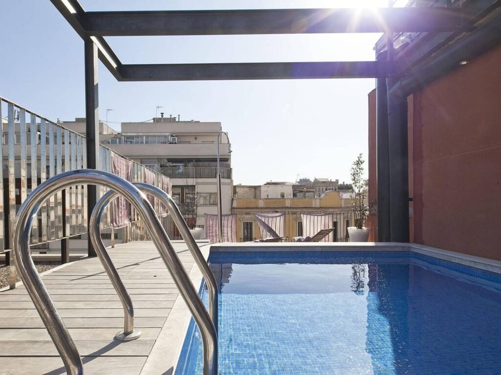 Stylish flat with a Community Swimming Pool for 8 photo 2